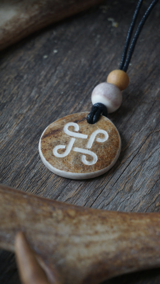 KÄPÄLIKKÖ -Poronsarviriipus